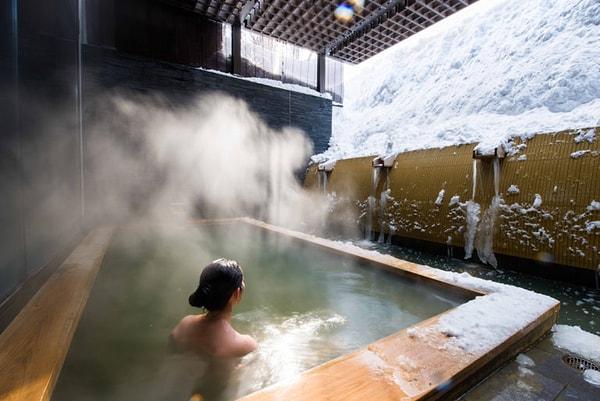 1. Japonya'da hijyen prosedürlerinde farklı bir kültür vardır. Duşta kendilerini yıkarlar ve sonrasında küvette dinlenirler.