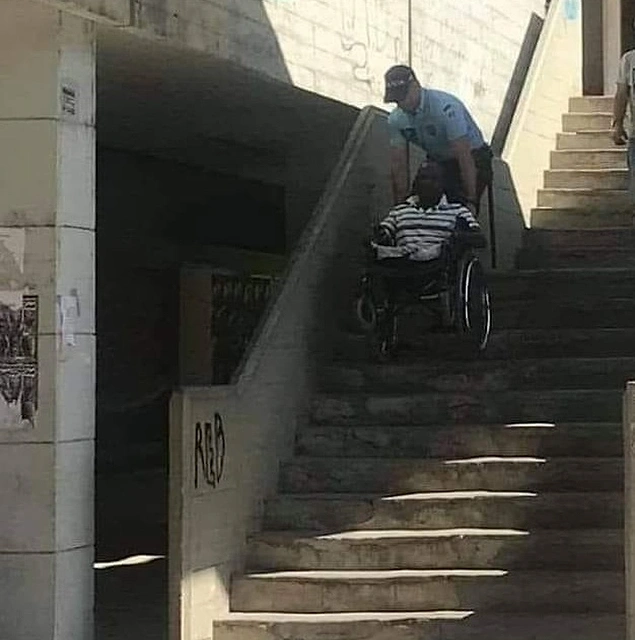 Polis engelli bir adama yardım ediyor...