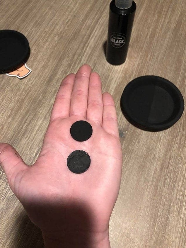 15. Stuart Semple’ın Black 2.0 adlı pigmenti, satın alabileceğiniz en siyah madde... yanındaki ise sıradan siyah bir boya.