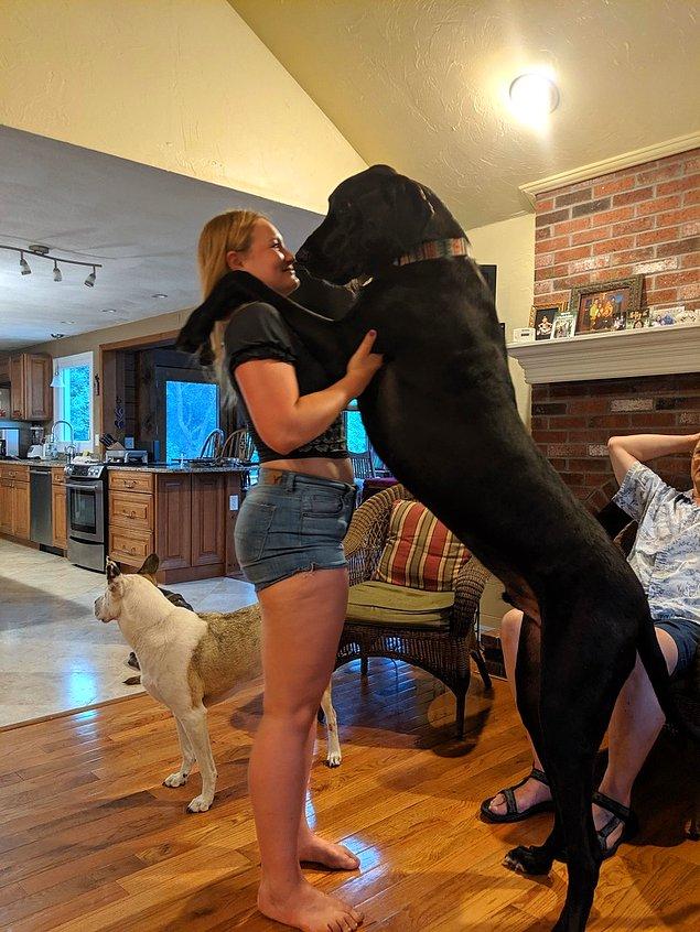 2. Köpeğin ne kadar büyük olduğunu şöyle anlatalım: Kadın tam olarak 173 cm boyunda...