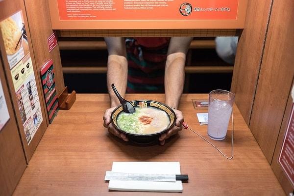 13. Bazı Japon restoranlarında içe dönük insanlar, garsonun bile bakmadan yiyecek getirdiği özel bir alanda oturabilir.