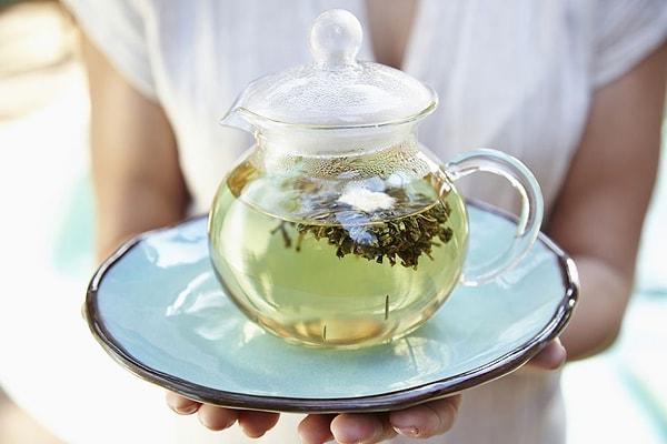 11. Yeşil çay, kafein içermenin yanı sıra iki uyarıcı daha içerir.