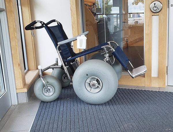 11. Plajda kullanılabilen tekerlekli sandalye