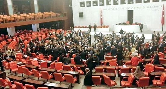 Meclis Karıştı: Milletvekilleri Birbirine Girdi, CHP'li Özkoç'a Soruşturma Açıldı
