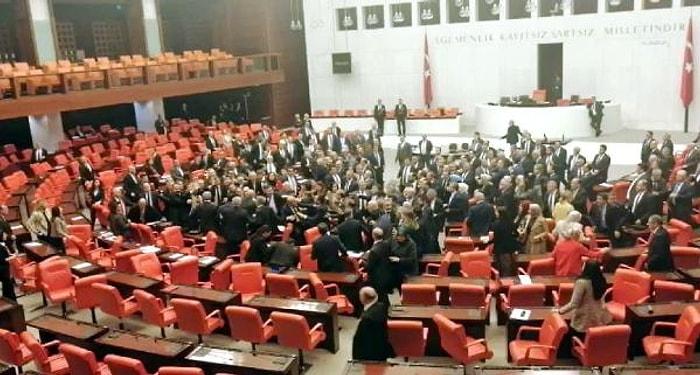 Meclis Karıştı: Milletvekilleri Birbirine Girdi, CHP'li Özkoç'a Soruşturma Açıldı