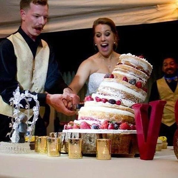 9. "Düğün fotoğrafçımız pastamızın tam devrildiği anı çekmeyi başarmış."