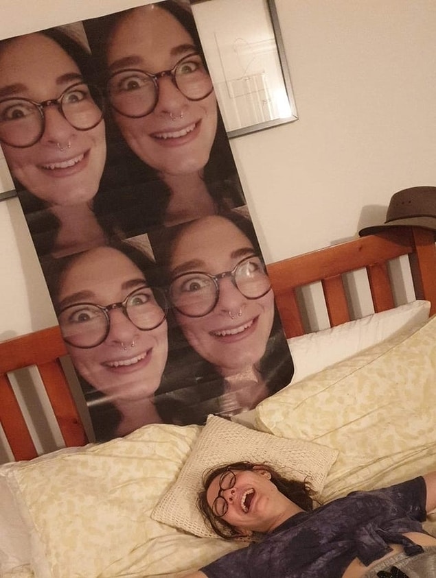 17. "İnternetten hediye paketi kağıdı siparişi verdim, bir yanlışlık olmuş ve kendi resmimi bastırmışım. Kızgın bile kalamıyorum."
