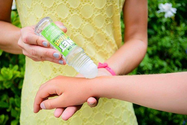 2. Sivrisinek ısırıklarına roll-on deodorant uygulayarak şişliği ve hafif acıyı alabilirsiniz. Bu etkiyi deodorantın içinde bulunan alüminyum klorid sağlıyor.