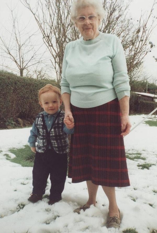 8. "Bu fotoğraf 1994'te çekildi. Büyükannem beni nasıl giydireceğini hep bilirdi."