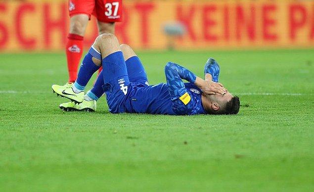 Schalke 04, Köln'e deplasmanda 3-0 kaybederken maça ilk 11'de başlayan Ozan Kabak, 29. dakikada sakatlanarak oyundan çıktı.