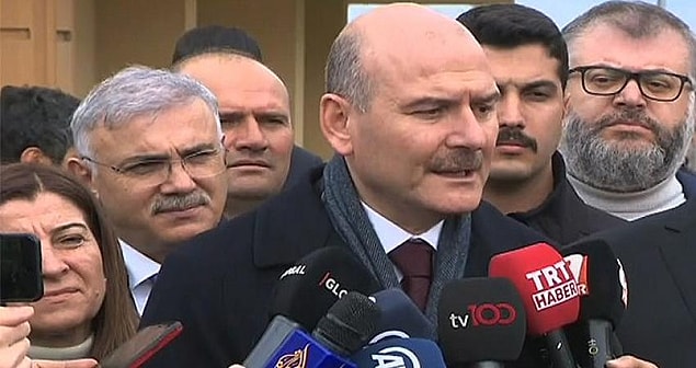 Soylu, kendisine "Sayılarda tartışma var sayın bakan. 140 bine geldi rakamlar. Fakat biz bunu teyit edemedik" şeklinde soru soran muhabire, "Siz kimsiniz? Kaç muhabiriniz var sizin? Hiç Türkiye'nin tarafında belli olduğunu belli değil" diye yanıt verdi.