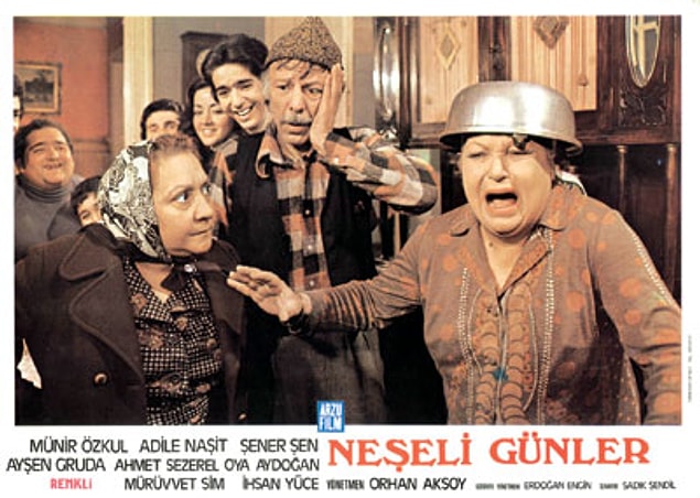 Yeşilçam'ın ve Arzu Film'in bize kazandırdığı göz bebeklerimizden Neşeli Günler. Orhan Aksoy'un yönetmenliğini yaptığı, Sadık Şendil'in senaryosunu yazdığı film, 1978 yılında tam 26 günde çekilmiş.