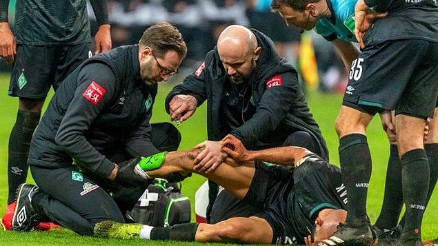Bir kötü haber de tecrübeli oyuncudan... Werder Bremen forması giyen Ömer Toprak'ın da ayağına aldığı darbe yüzünden fibula kemiğinde çatlak ve ezilme tespit edildiğini açıklandı.