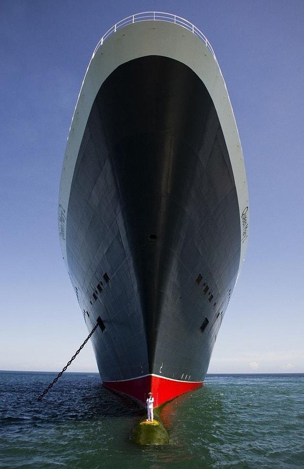 6. 'Queen Mary 2' gemisi ve önünde duran kaptanı.