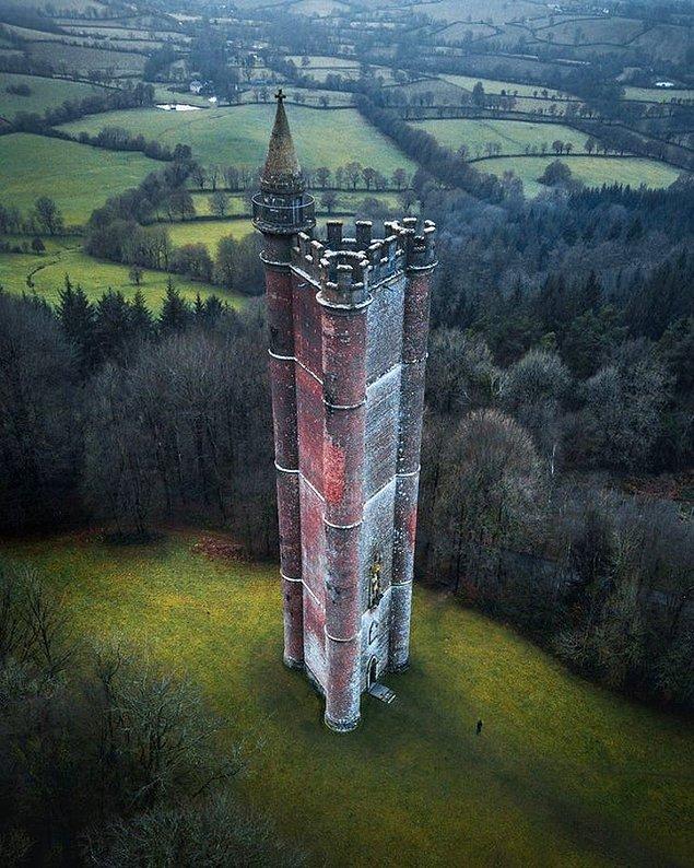 10. İngiltere'de bulunan Kral Alfred Kulesi ve yanında duran insanın küçücük kalması.