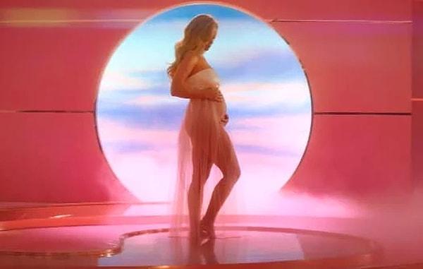 2. Katty Perry, yeni şarkısının video klibinde hamile olduğunu açıkladı!