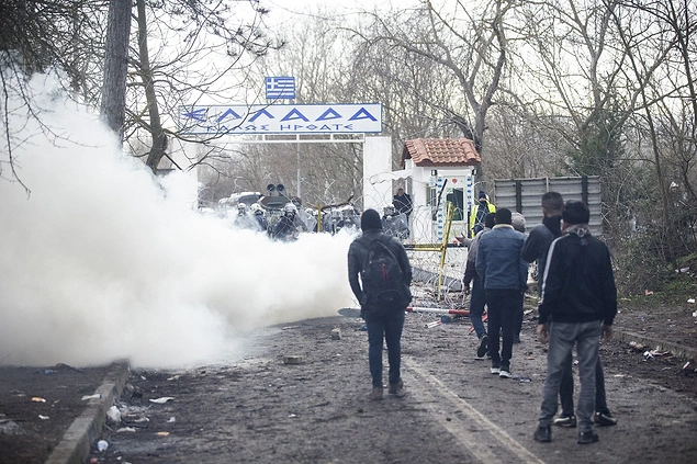 Yunanistan'ın göçmenlere yönelik sert müdahalesi tartışılıyor