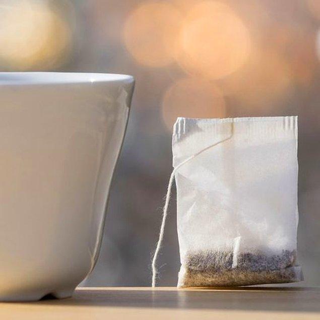11. Yağlı bir cildiniz varsa, soğuk bir fincan çay mucizeler yaratabilir.