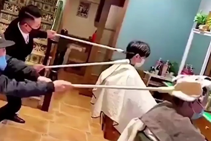 Çin'deki Kuaförlerin Koronavirüs Sebebiyle Geliştirdikleri Uzaktan Saç Yıkama ve Kesme Yöntemi!