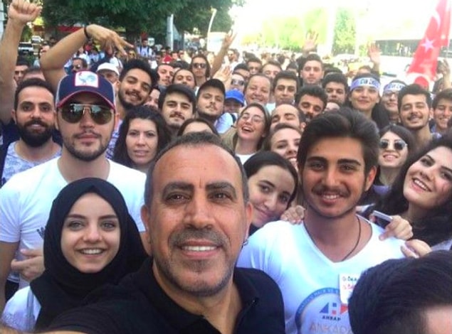 AHBAP'lar kocaman bir iyilik hareketinin öncüleri aslında. Dayanışma, yardımlaşma ve paylaşıma yönelik her türlü hareketin içinde yer alan AHBAP'lar, yalnızca yardıma ihtiyacı olan insanlara yardım eli uzatmıyor; birçok öğrenciye de burs sağlıyor. Hasta birçok insana ilaç sağlanmasından tutun da tedavilerine kadar, hastalık sürecinde birçok insana umut ışığı oluyorlar.
