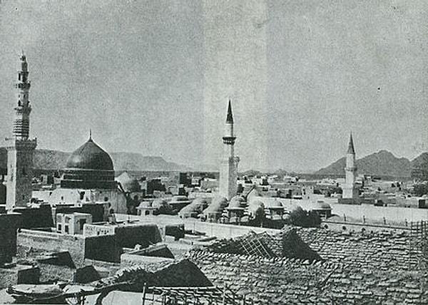 Kıble, Hicret'ten 17 ay sonra Mekke'deki Kâbe'ye çevrildi.