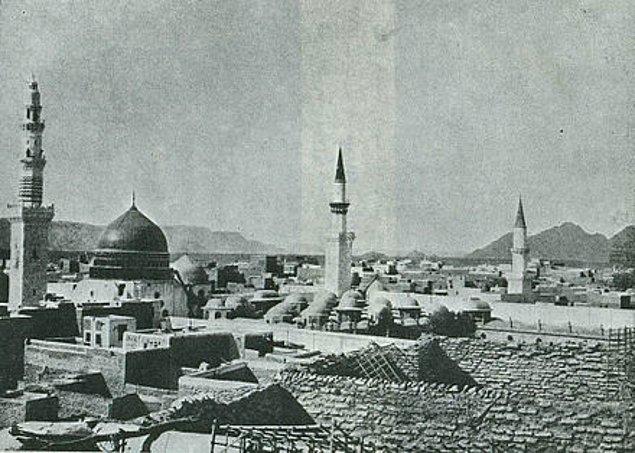 Kıble, Hicret'ten 17 ay sonra Mekke'deki Kâbe'ye çevrildi.