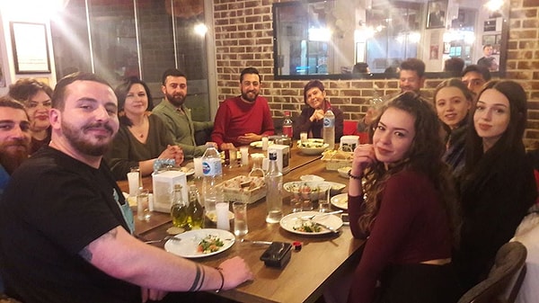 7. Restoranlar, gelen misafirleri restoran girişine ya da cam kenarına yerleştirmek ister. Böylelikle dışarıdan bakan kişiler restoranı daha kalabalık görecektir. Buna ek olarak, dikkat çekici insanları da cam kenarındaki masalara oturtmaya çalışırlar.