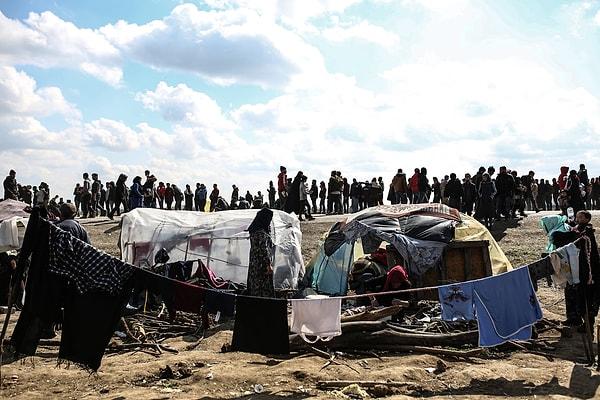 Sınırı aşma umuduyla Edirne'den ayrılmayan göçmenler zor şartlar altında yaşam mücadelesini sürdürüyor. Çoğu Türkiye tarafındaki çayırlık alanlarda kamp kuruyor.