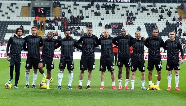 Beşiktaş sahaya ''Cinayete kurban giden ve eşitsizliğe uğrayan tüm kadınlar için'' giydikleri tişörtle çıktı.
