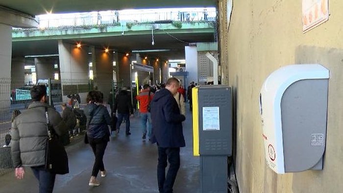 Koronavirüse Karşı Önlem Amacıyla Metrobüs Duraklarına Konulan Dezenfektan Cihazlarını Kırdılar