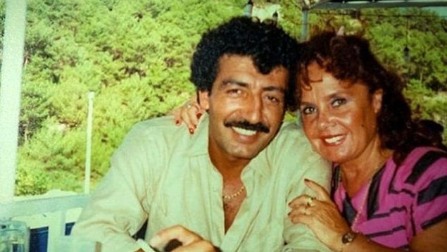 İlk önce Müslüm Gürses ayrıldı aramızdan, şimdi de "Ondan önce yaşamıyordum." dediği Müslüm Gürses'ten sonra yüksek şekere bağlı çoklu organ yetmezliği nedeniyle hastanede tedavisi devam eden Muhterem Nur'u da kaybettik.