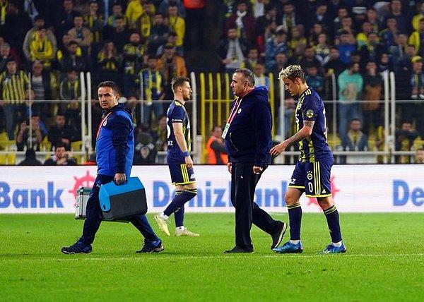 Fenerbahçe'de sağ ayağından sakatlanan Max Kruse oyuna devam edemedi ve 29. dakikada yerini Miha Zajc'a bıraktı.