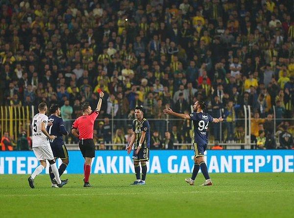 44. dakikada 'VAR' kontrolü sonrasında Tolgay Arslan'ın eline çarpan top nedeniyle Denizlispor penaltı kazandı. İkinci sarı kartı alan Tolgay Arslan kırmızı kartla oyun dışında kaldı.
