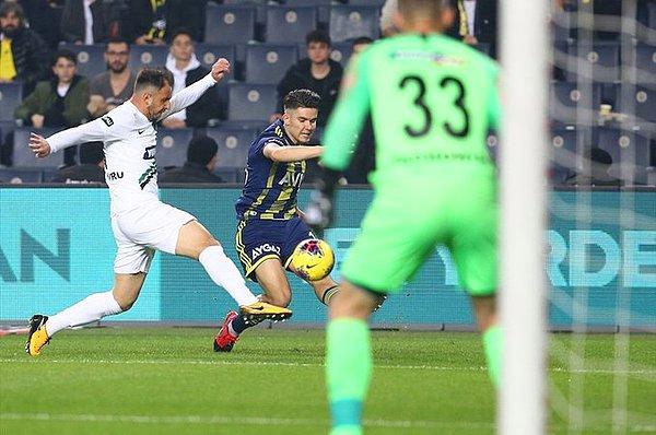 Fenerbahçe bu sonuçla 40 puana ulaşırken Denizlispor puanını 28 yaptı.