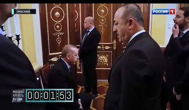 Görüntülerde heyetin 2 dakika bekletildiği ve Cumhurbaşkanı Erdoğan'ın bir süre oturduğu görülüyor.