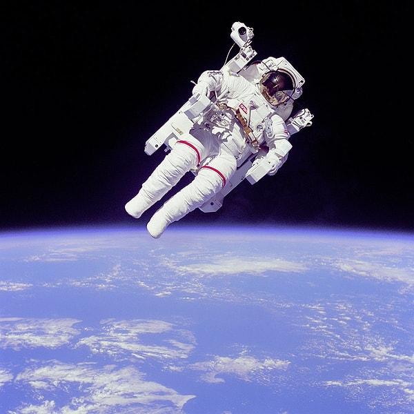 1. Astronotlar uzayda soda ve karbonatlı içecekler içmezler çünkü yer çekiminin olmaması sıvıyı gazdan ayırmanın önüne geçerek "ıslak geğirme" denilen bir tür kusmaya neden olur.