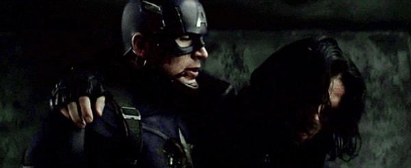 8. 'Kaptan Amerika: Kahramanların Savaşı'nda, Tony'nin Cap'e kalkanını hak etmediğini söylediği an kalkanı düşürmesi.