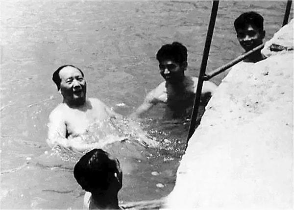 Son derece iyi yüzme bilen Mao'nun peşinden o da suya giriyor. Mao, havuzun keyfini çıkarırken taleplerini de bir yandan sıralıyordu. Bu sırada Sovyet çevirmenler de hem anlamakta hem de aktarmakta zorluk yaşıyordu tabii.