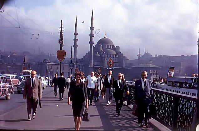 6. Galata Köprüsü'nden geçen insanlar, İstanbul, 1970.