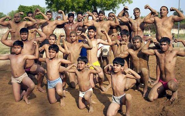 5. В деревне Асола-Фатехпур в Индии "выращивают" телохранителей и вышибал для ночных клубов в Нью-Дели.