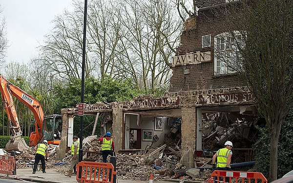 13. После незаконного сноса исторического лондонского бара, который смог пережить интенсивные бомбардировки немцев в 1940 году, суд приговорил ответственное лицо восстановить бар, используя каждый кирпич.