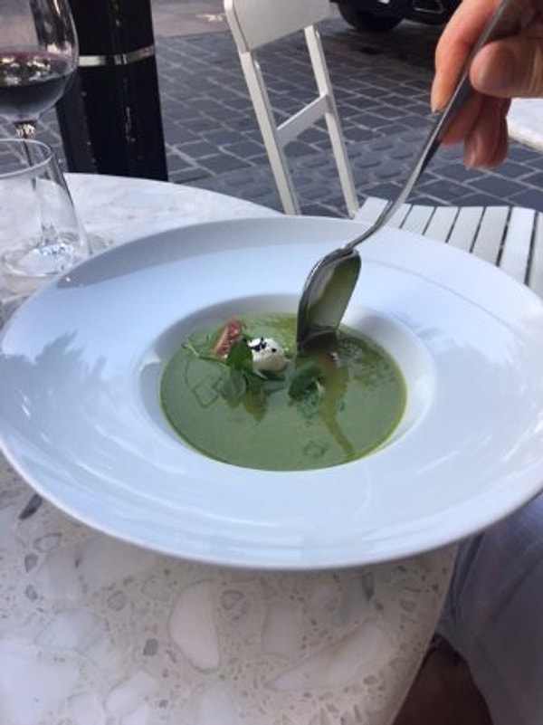 9. Рестораны подают еду на больших тарелках, для того, чтобы посетителям казалось, что они съели недостаточно, и заказали десерт.