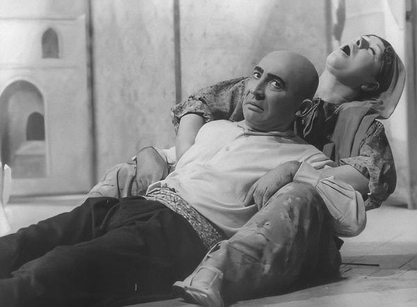 7. Şener Şen ve Ayla Algan "Keloğlan" oyunuyla başrollerde, 1970.