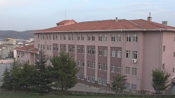 İnceleme başlatan Arnavutköy İlçe Milli Eğitim Müdürlüğü ise birkaç ay önce ataması yapılan stajyer öğretmeni açığa aldı.