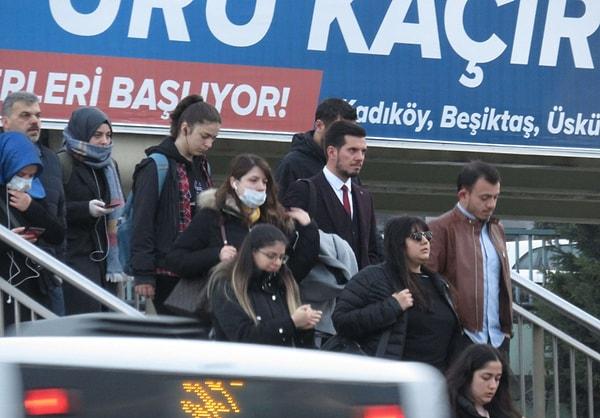 Bakan Koca'nın açıklamasının ardından, sabah işe gitmek için yola çıkan İstanbulluların önlem aldığı görüldü.