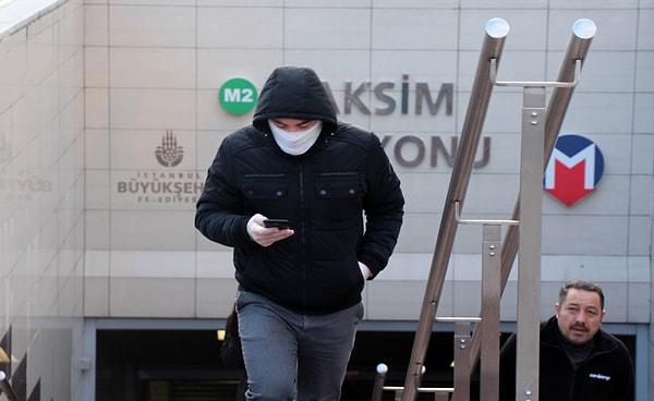 Özellikle insan yoğunluğunun fazla olduğu Taksim meydanında, maske takan insanların daha fazla olduğu görüldü.