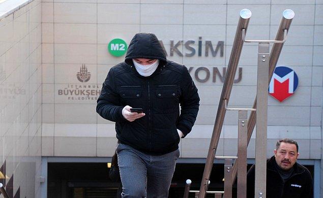 Özellikle insan yoğunluğunun fazla olduğu Taksim meydanında, maske takan insanların daha fazla olduğu görüldü.