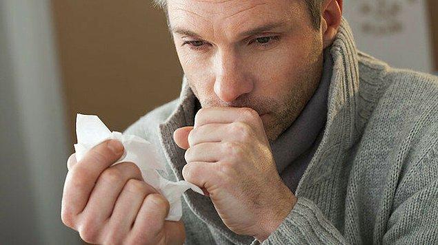Öncelikle Koronavirüs hastalarında sık görülen ateş, yorgunluk ve kuru öksürük semptomlarını grip olduğunuzda da görebilirsiniz.