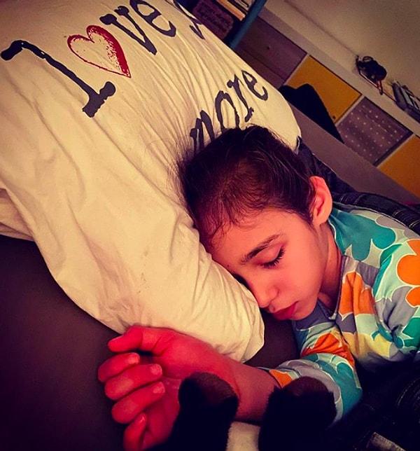 Ceyda Düvenci dün gece, Instagram'dan kızı Melisa'nın uyurken bir fotoğrafını paylaşarak hepimizin yüreğine dokunan bir yazı kaleme aldı. İşte bir annenin ağzından kaleme alınmış o duygu dolu yazı...