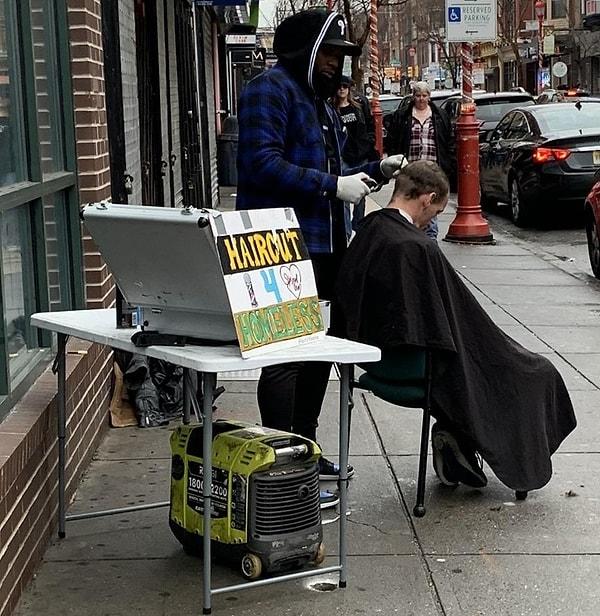 4. Philadelphia'daki bu berber, evsizleri bedavaya tıraş ediyor.
